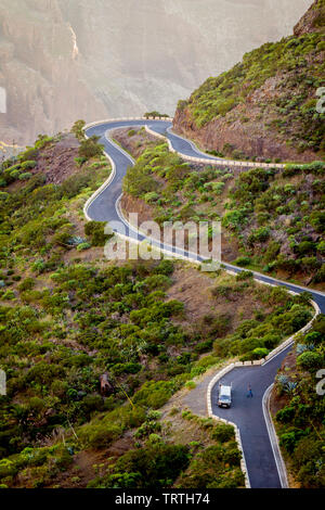 Fotografía del turno, ladera, serpentina. Tenerife, Islas Canarias, España. Paisaje. La velocidad de desplazamiento. Foto de stock