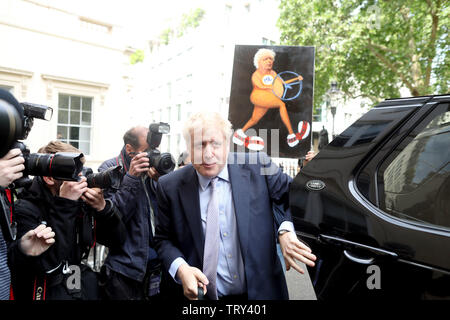 Pic muestra: Boris Johnson llega por su liderazgo lanzamiento en Pall Mall hoy con la caricatura de él en el fondo pic por Gavin Rodgers/Pixel8000 Foto de stock