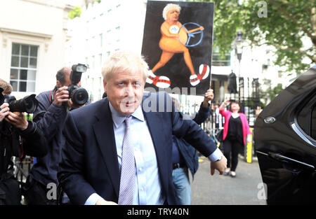 Pic muestra: Boris Johnson llega por su liderazgo lanzamiento en Pall Mall hoy con la caricatura de él en el fondo pic por Gavin Rodgers/Pixel8000 Foto de stock