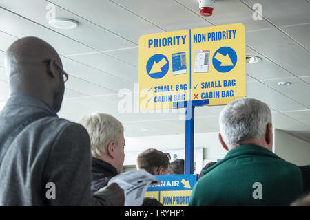 Prioridad,No,Q,cola de prioridad,para,subir,junta,Ryanair ,aeropuerto, el  aeropuerto de Manchester,Manchester,Norte,ciudad,Inglaterra,Gran  Bretaña,British,GB, Reino Unido, Europa Fotografía de stock - Alamy