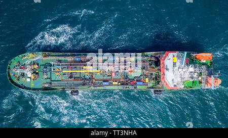 Los grandes petroleros de crudo rugiendo a través del mar Mediterráneo - imagen aérea. Foto de stock