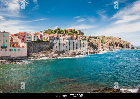 Vistas de las calles pintorescas de Collioure, Pirineos Orientales, Francia Foto de stock