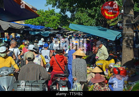 Hoi An, Vietnam - Junio 07, 2019; coloridos Hoi An de verduras, frutas y carne de pescado en un concurrido mercado de mañana. Foto de stock