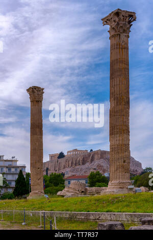 Atenas, Grecia / Ática. El Templo de Zeus Olímpico, también conocido como el Olympieion o columnas de Zeus. La Acrópolis, el Partenón Foto de stock