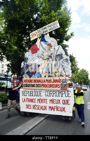 31 sábado de protesta para los chalecos amarillos - París - Francia Foto de stock