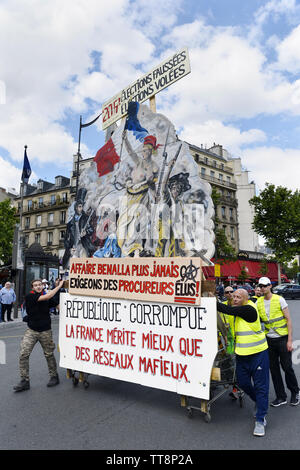 31 sábado de protesta para los chalecos amarillos - París - Francia Foto de stock