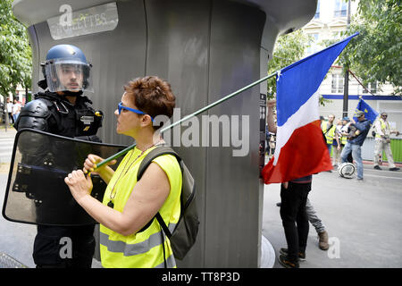 31 sábado de protesta para los chalecos amarillos - París - Francia Foto de stock