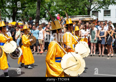 El carnaval de las Culturas (Karneval der Kulturen) que se celebra en todo el fin de semana de Pentecostés. Foto de stock