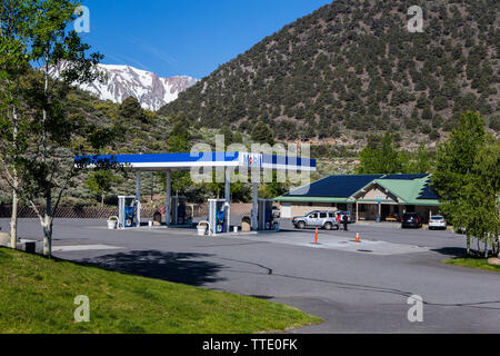 El Tioga gas mart y el famoso Whoa nellie deli en la gasolinera Mobil en la esquina de las carreteras 395 y 120 en Lee Vining California EE.UU. Foto de stock