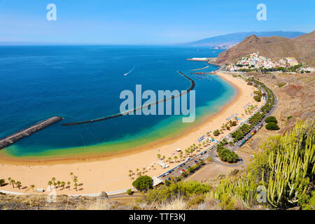 Vista panorámica del pueblo de San Andrés y la Playa de Las Teresitas, en Tenerife, España