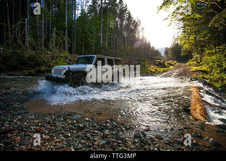 Conducción del vehículo todoterreno a través del río en Columbia Británica. Foto de stock