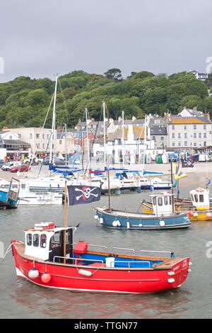 Ocio y pesca barcos amarrados en el puerto de Lyme Regis, Dorset, Inglaterra, Reino Unido. Foto de stock