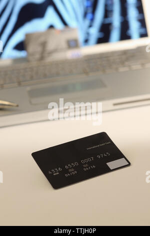 Tarjetas de crédito con un portátil