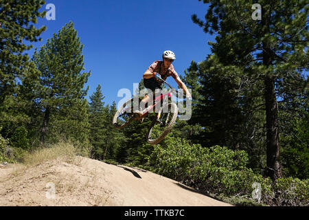 Ciclista determina realizar acrobacias en la montaña Foto de stock