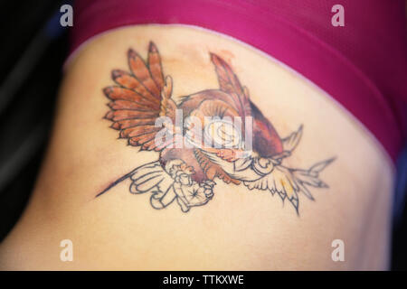 Tatuaje búho en mujer costillas Fotografía de stock - Alamy