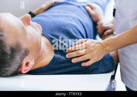 Close-up de doctor reconfortante en el hospital del paciente Foto de stock