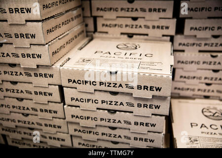 Bend, Oregon, USA, Pacific pizza y cerveza, cajas apiladas