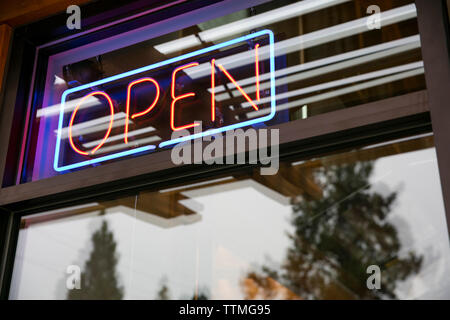 Bend, Oregon, USA, Pacific pizza y cerveza, signo abierto