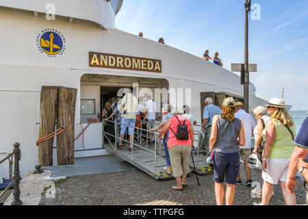 LAZISE, Lago de Garda, Italia - Septiembre 2018: Cola de personas a bordo de un ferry en Lazise en el Lago de Garda. Foto de stock