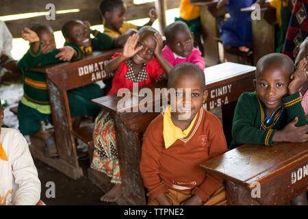 Niños sentados en pupitres en la escuela