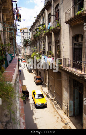 Un alto ángulo de visualización de los coches en la calle en medio de edificios