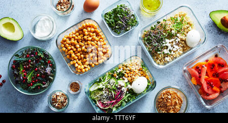Un alto ángulo de visualización de diversos alimentos en recipientes servido en mesa Foto de stock