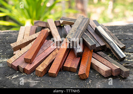 Conjunto de maderas exóticas real para espacios de pluma y de bricolaje  Fotografía de stock - Alamy