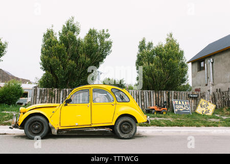 Taxi amarillo y señales en la calle en la ciudad de el Chalten