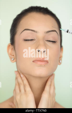Mujer india recibir inyección de Botox en la frente