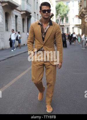 Mujer con camiseta Gucci negra y bolso Louis Vuitton antes del desfile de  moda Prada, Milan Fashion Week street style el 18 de junio de 2017 en Milán  . — Foto editorial