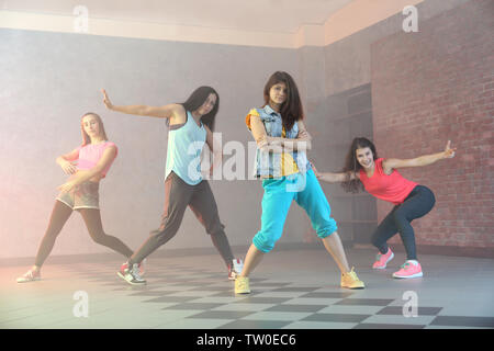 Grupo de jóvenes bailarines de hip-hop en studio Foto de stock