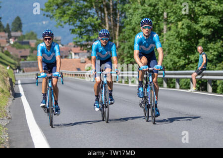 Pro ciclistas ciclismo en el Critérium du Dauphiné 2019 sobre la manera de Champéry, última etapa de esta edición Foto de stock