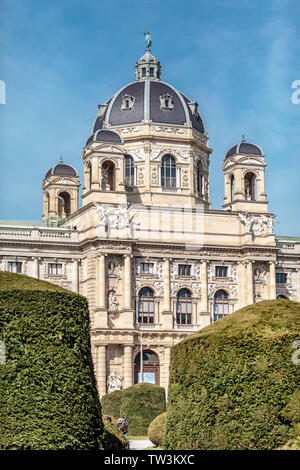 VIENA, AUSTRIA - Marzo 18, 2019: hermosas vistas del famoso Naturhistorisches Museum El museo de Historia Natural con el parque y la escultura en Viena, Austria.
