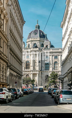 VIENA, AUSTRIA - Marzo 18, 2019: el Museo de Historia Natural de Viena, vista desde la calle.
