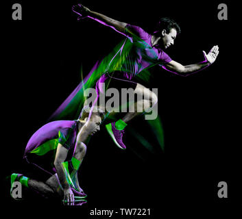 Uno caucásico runner ejecutando emparejador Hombre Footing velocidad de pintado de luz efecto aislado sobre fondo negro Foto de stock