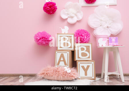 Hermosas decoraciones para fiesta de baby shower cerca de pared de