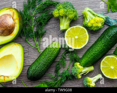 Sentar plana serie de variados tonos de verde, vegetales orgánicos frescos ingredientes crudos Foto de stock