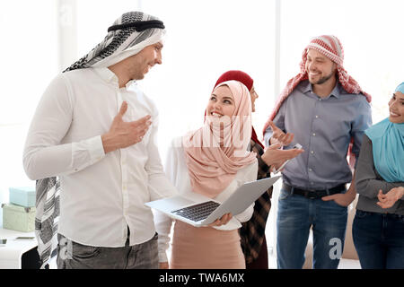 torneo Pensionista Ambiguo Los empleados de oficina musulmana tradicional reunión de negocios tener ropa  interior Fotografía de stock - Alamy