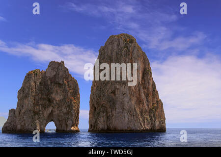 Los farallones de rocas en la costa de la isla de Capri, Italia. Pilas de Capri, el símbolo de la isla, situada en el golfo de Nápoles, Campania.