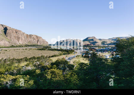 Vista aérea mirando a la ciudad rural de El Chaltén en Argentina, Patagonia