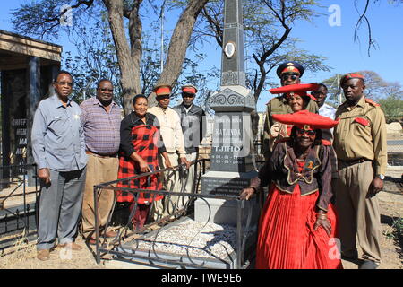 Okahandja (Namibia). 04 junio, 2019. Los miembros del grupo étnico de Namibia los Herero stand en la ciudad de Okahandja Namibia en la tumba del difunto jefe, parcialmente en trajes tribales tradicionales. Crédito: Jürgen Bätz/dpa/Alamy Live News Foto de stock