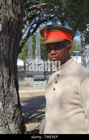 Okahandja (Namibia). 04 junio, 2019. Emmanuel Zaakuje (55) lleva la tapa del Herero traje tradicional para los hombres, que se basa en los uniformes de la Fuerza de Protección Imperial. Crédito: 4.6.19, adoptado en la ciudad Okahandja, al norte de la capital de Namibia, Windhoek. Crédito: Jürgen Bätz/dpa/Alamy Live News Foto de stock