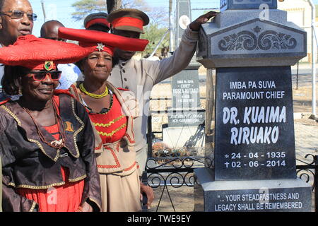 Okahandja (Namibia). 04 junio, 2019. n la ciudad de Okahandja namibiano, miembros de la etnia Herero stand en la tumba de un difunto jefe de ópera, parcialmente en trajes tribales tradicionales. Crédito: Crédito: Jürgen Bätz 4.6.19/dpa/Alamy Live News Foto de stock