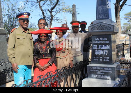 Okahandja (Namibia). 04 junio, 2019. n la ciudad de Okahandja namibiano, miembros de la etnia Herero stand en la tumba de un difunto jefe de ópera, parcialmente en trajes tribales tradicionales. Crédito: Crédito: Jürgen Bätz 4.6.19/dpa/Alamy Live News Foto de stock