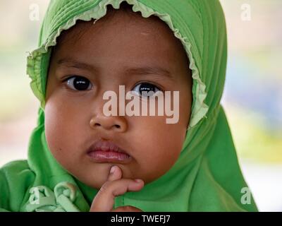 Little Girl indonesio con velo parece pensativo, retrato, Java, Indonesia Foto de stock