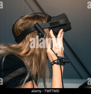 condado Pato Contabilidad La realidad virtual de inmersión total. La niña está usando gafas de  realidad virtual en su cabeza Fotografía de stock - Alamy
