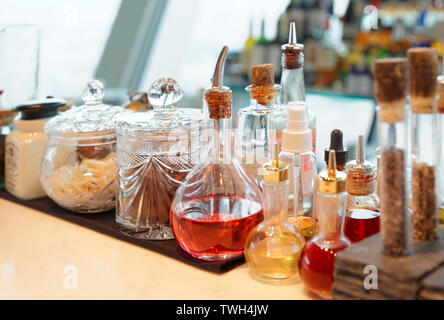 Bitters, especias y diversas infusiones sobre el mostrador de bar