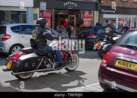 Un miembro del grupo propietario de Harley Davidson montando su 2014 Harley-Davidson FLHRC Road King en pozos High-Street, Wells, Somerset Foto de stock