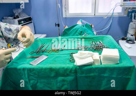 Veterinario colocando y preparando material estéril para cirugía de un perro Foto de stock