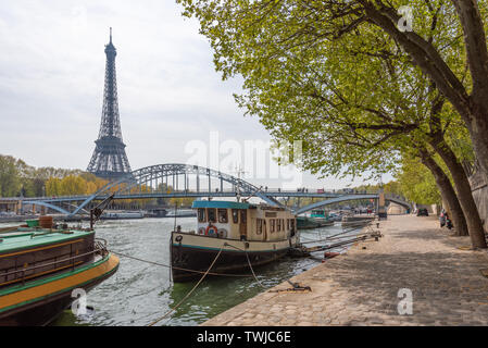 París, Francia - 15 de abril de 2019 : río Sena con los barcos con la torre Eiffel en el fondo Foto de stock
